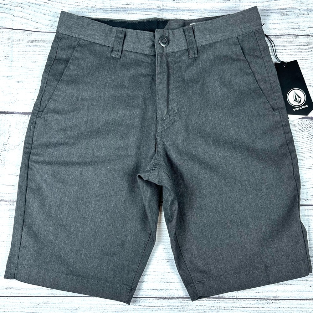 NWT Volcom California Casual Shorts in Grey, Waist 29”, 10”Inseam, Men / Unisex